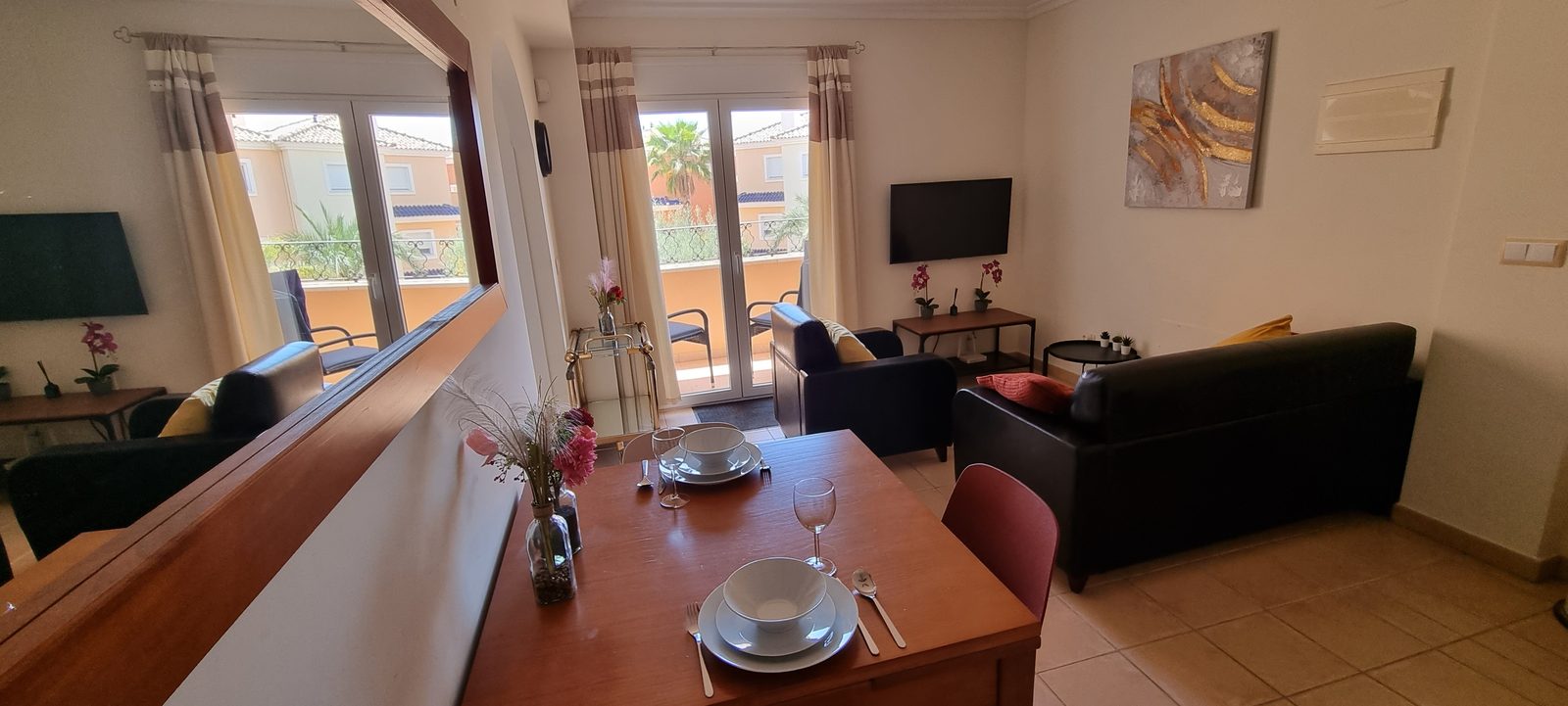 Woonkamer met eettafel in Casa Rebecca