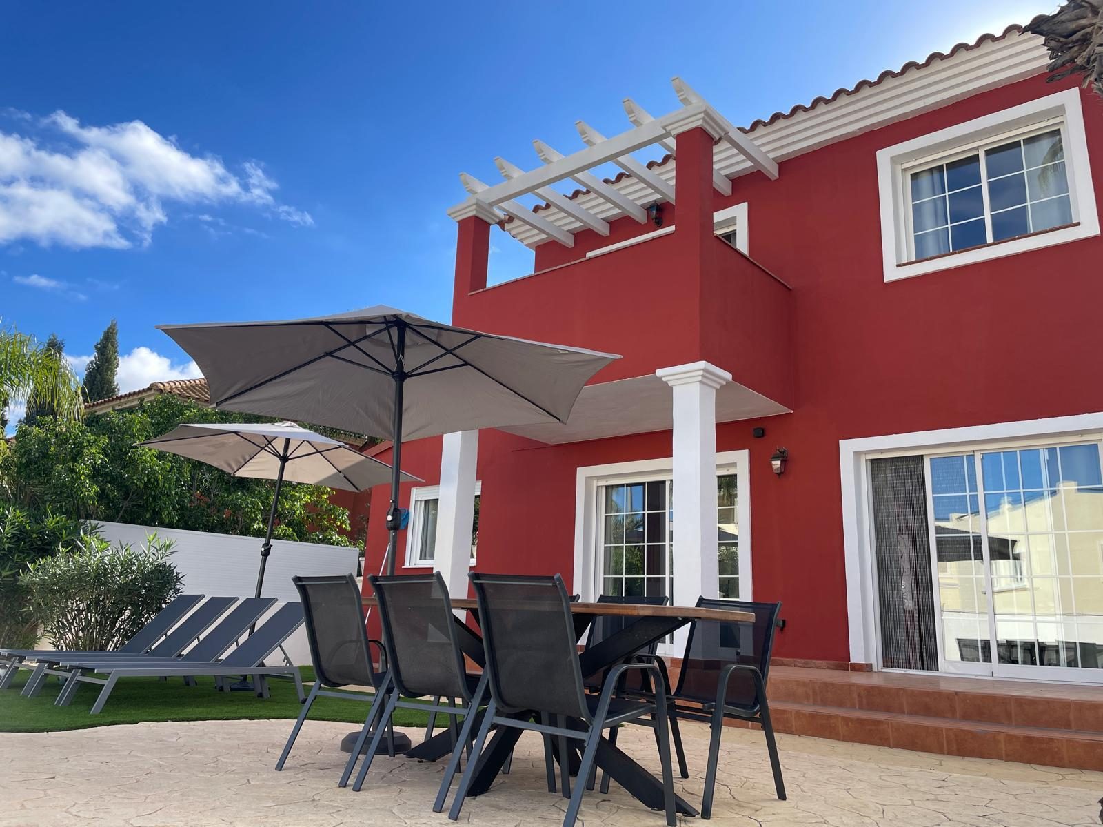 Villa met terras en parasol in Villa Bonita