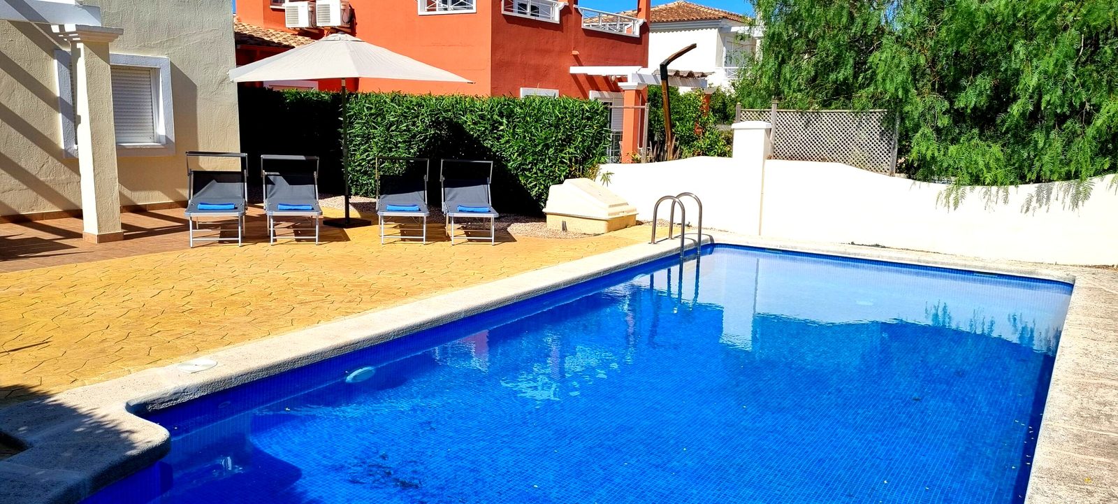 Privézwembad met ligbedden in Villa Excelente