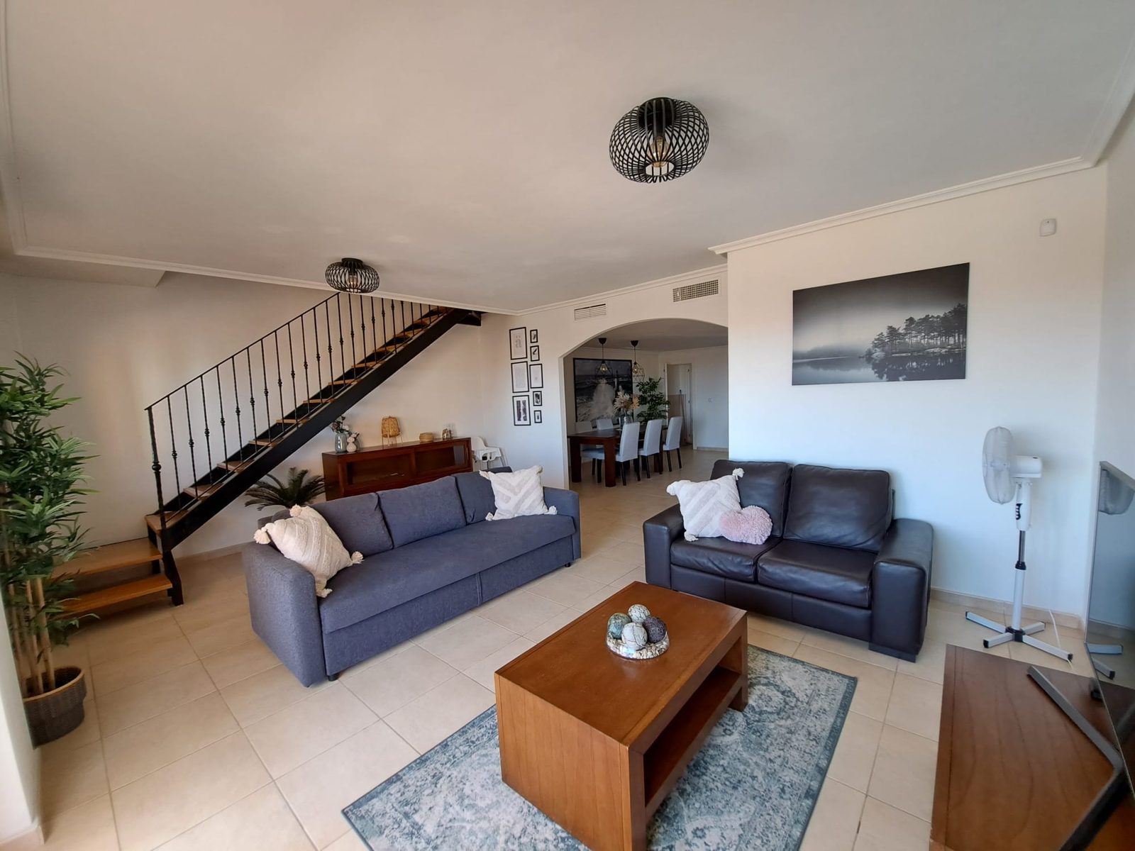 Woonkamer met trap naar boven in Apartamento Renes