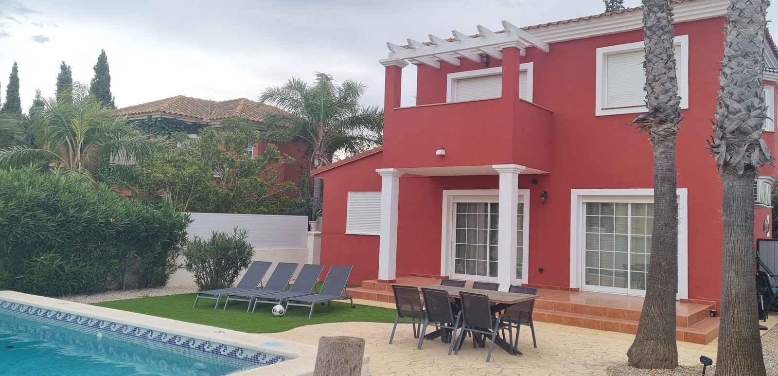 Zwembad en terras in Villa Bonita