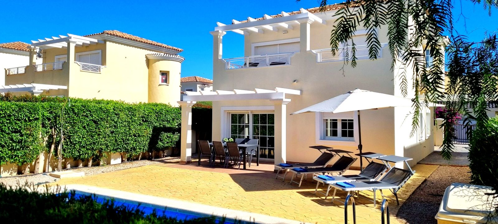 Achterkant met terras en zwembad in Villa Excelente