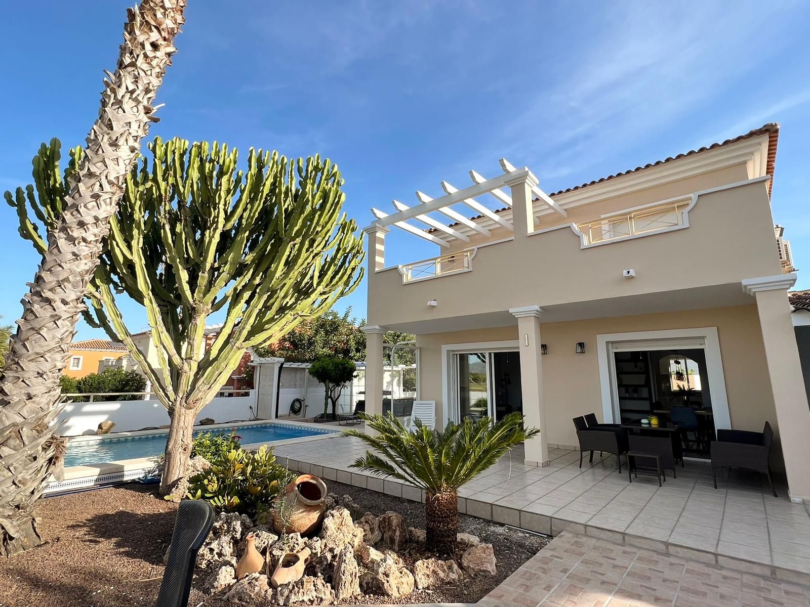 Villa met terras in Villa Hermosa