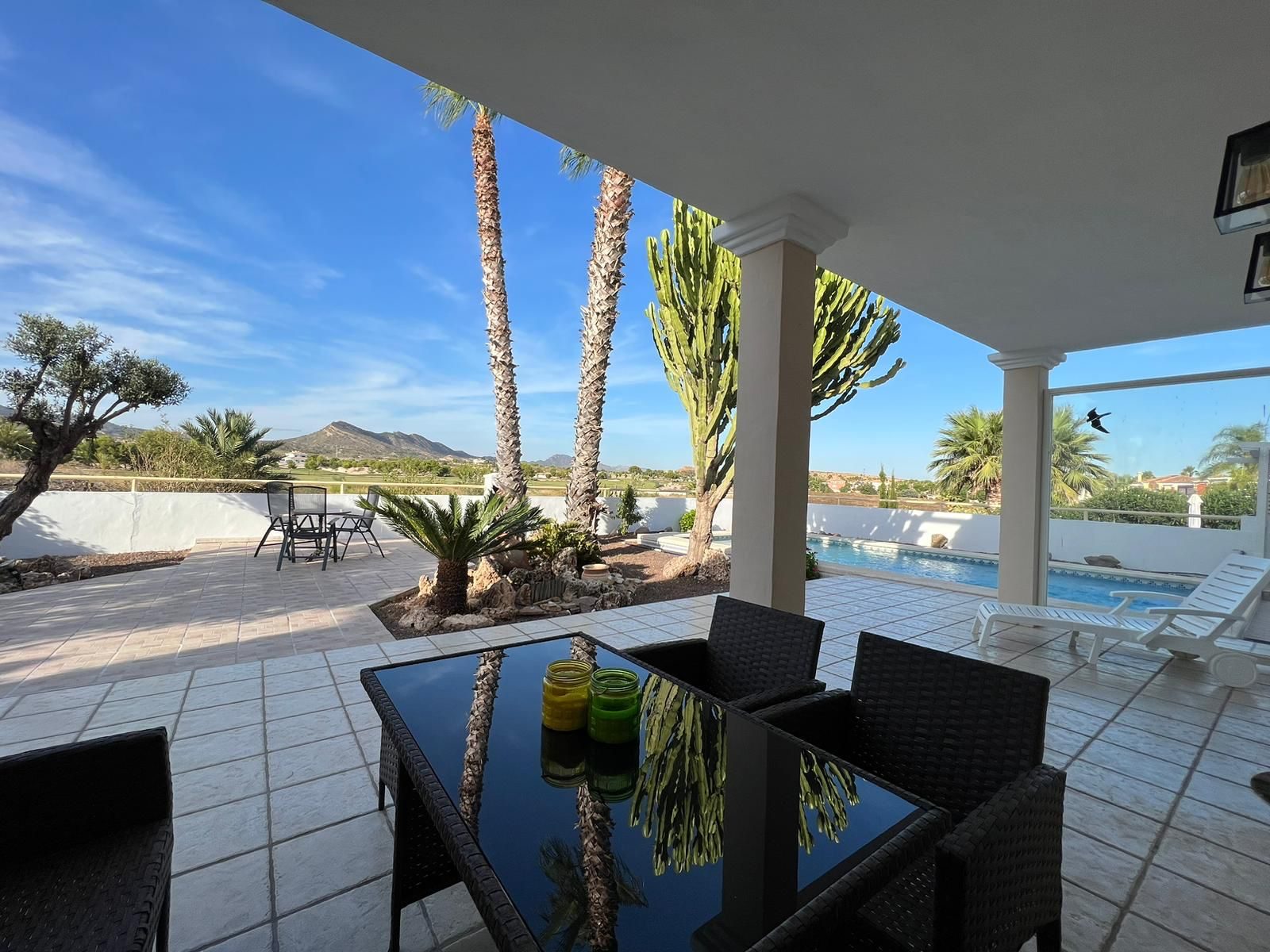 Overdekt terras met uitzicht in Villa Hermosa
