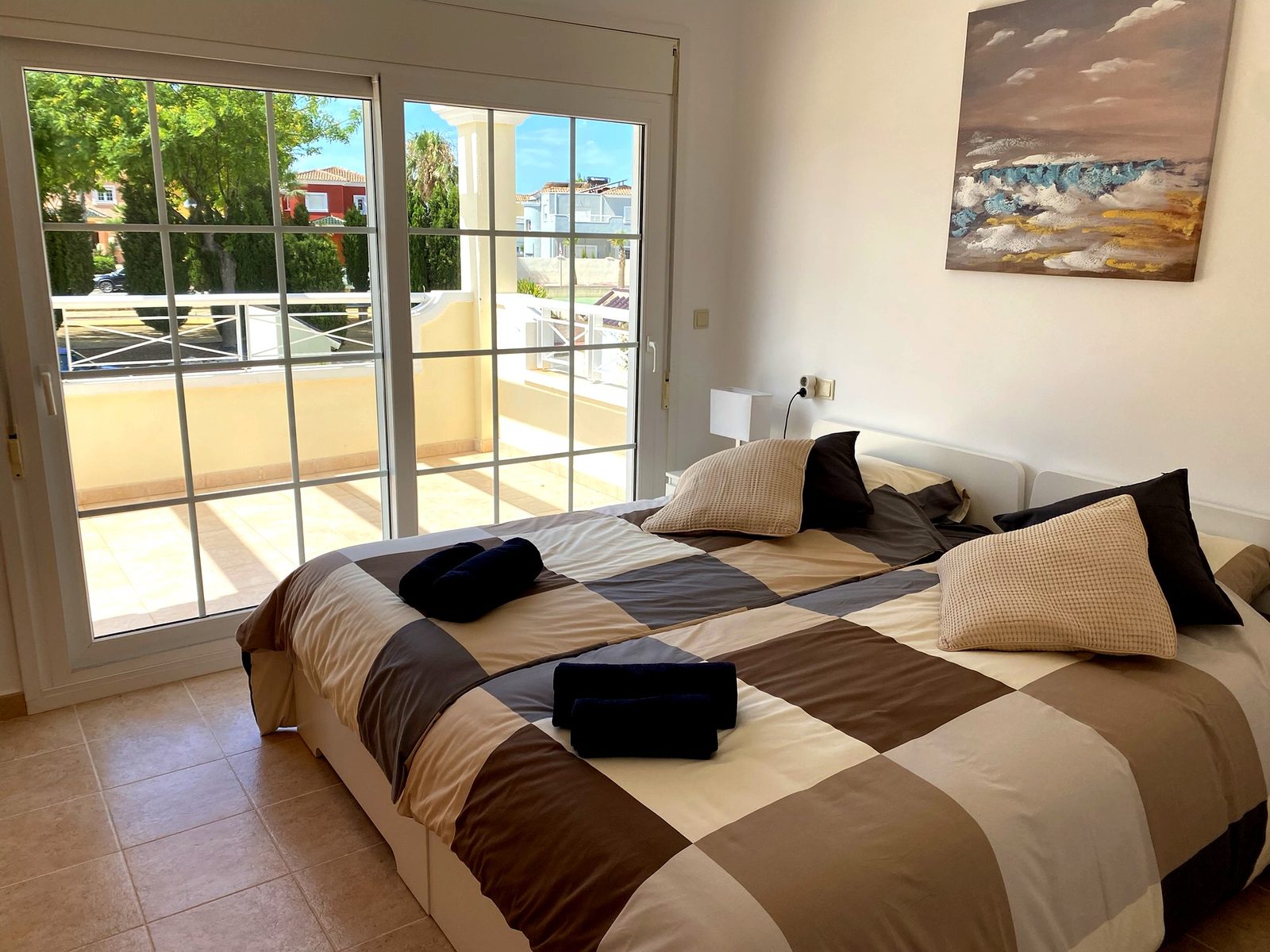 Slaapkamer met toegang tot het balkon in Villa Excelente